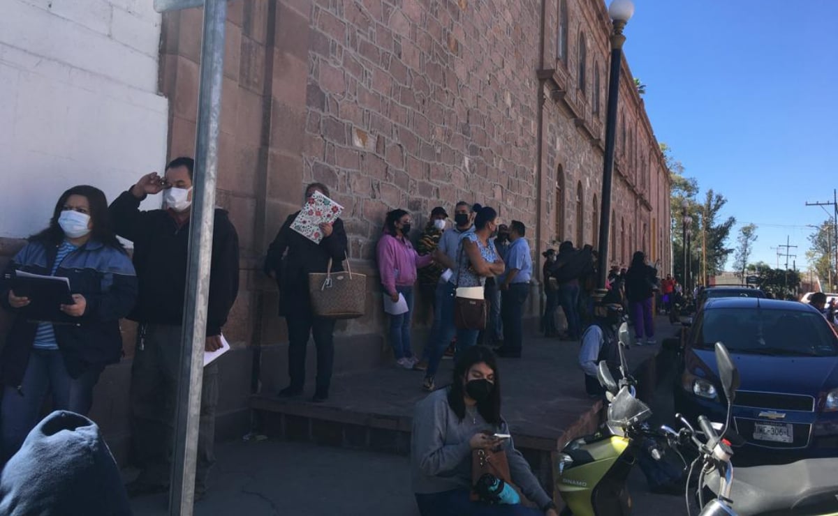 Docentes rezagados forman largas filas para recibir vacuna antiCovid en San Luis Potosí 
