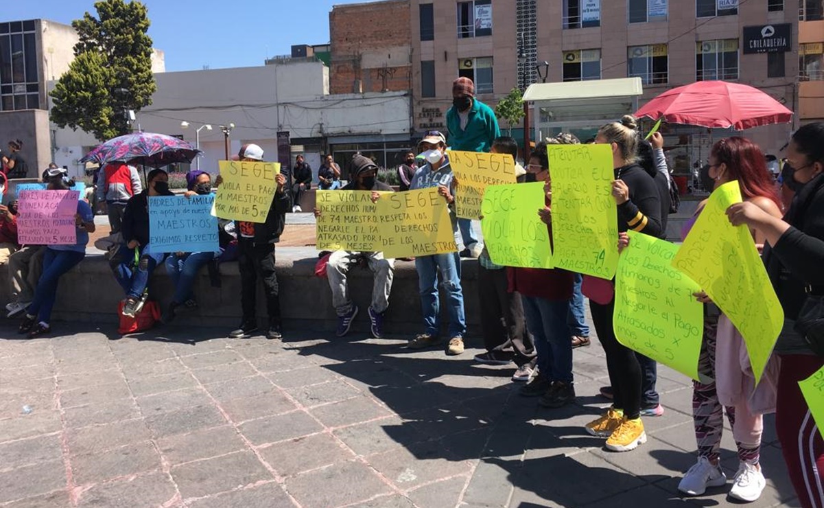 Este lunes, maestros se manifestaron en Plaza de Fundadores para exigir el pago de nóminas que se les debe desde hace cinco meses.