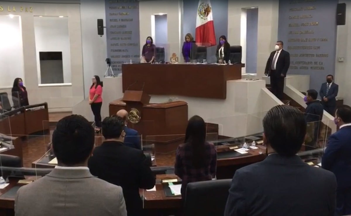 Congreso de SLP guarda un minuto de silencio en honor a "El Mijis"