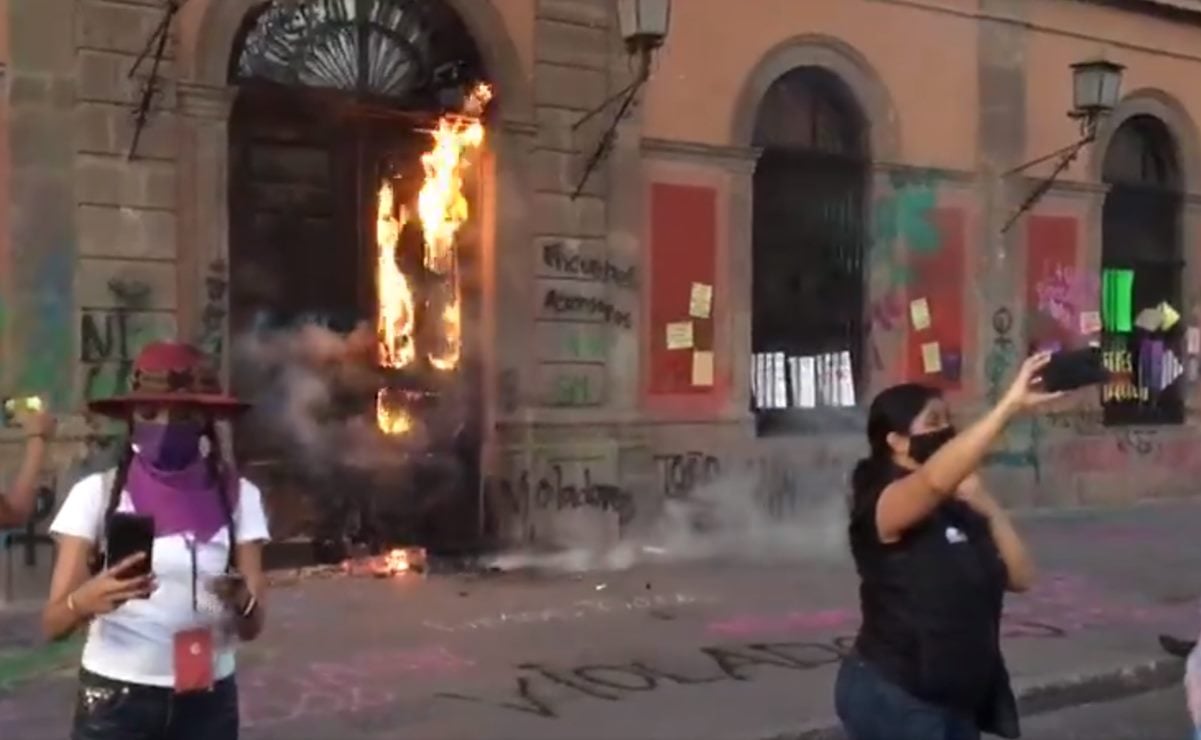 VIDEO. Prenden fuego a fachada de la UASLP durante marcha del 8M 