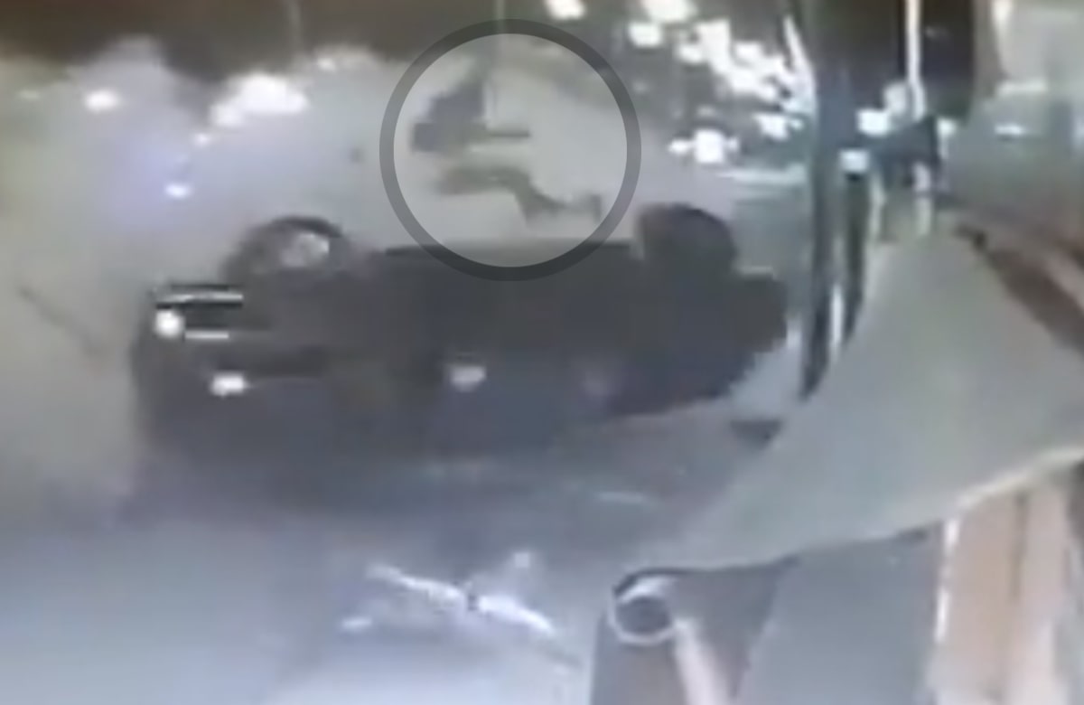 Video del momento en que joven sale disparado tras volcar camioneta en Michoacán