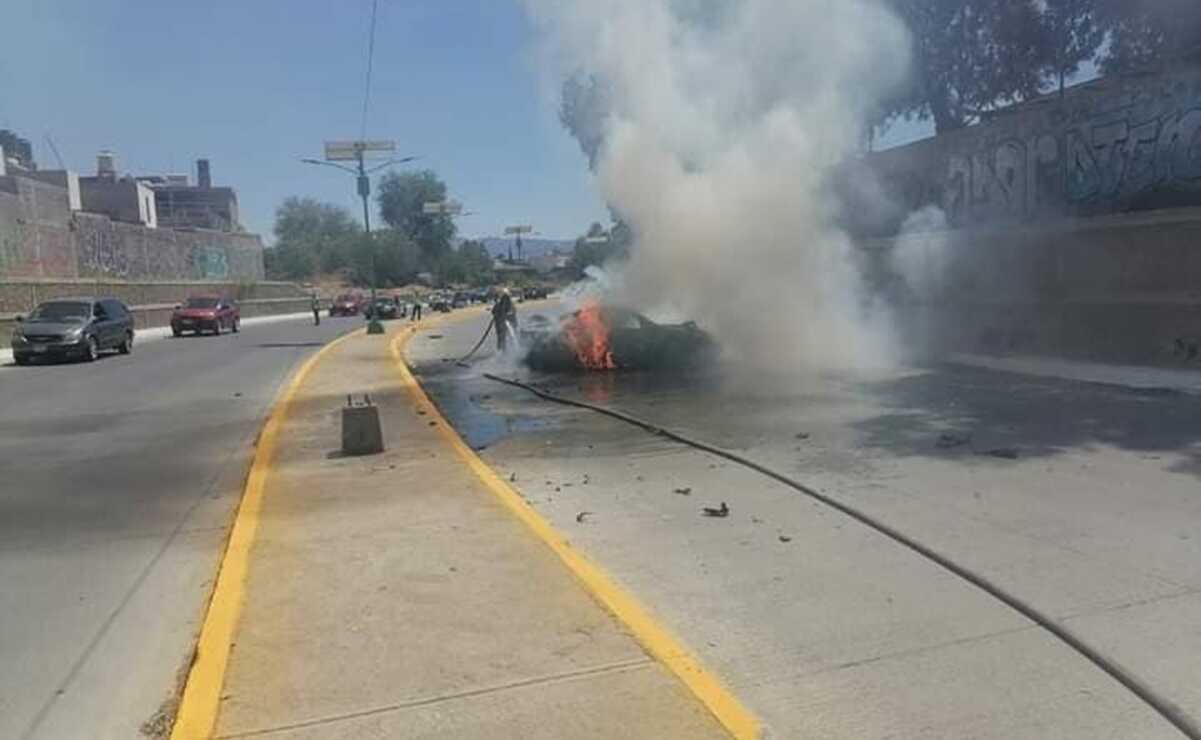 Vehículo vuelca y se incendia en bulevar Río Santiago, San Luis Potosí. 