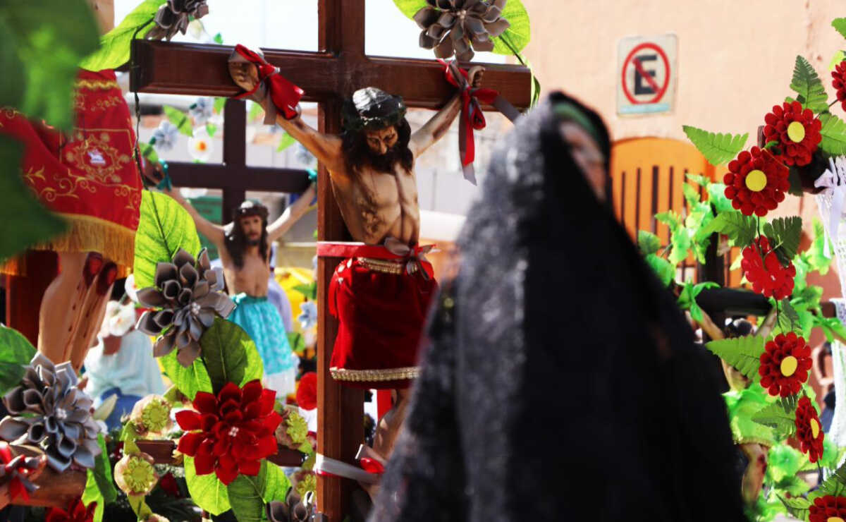 Más de 400 imágenes en Procesión de los Cristos desfilaron en Villa de Pozos; Galindo estuvo presente 