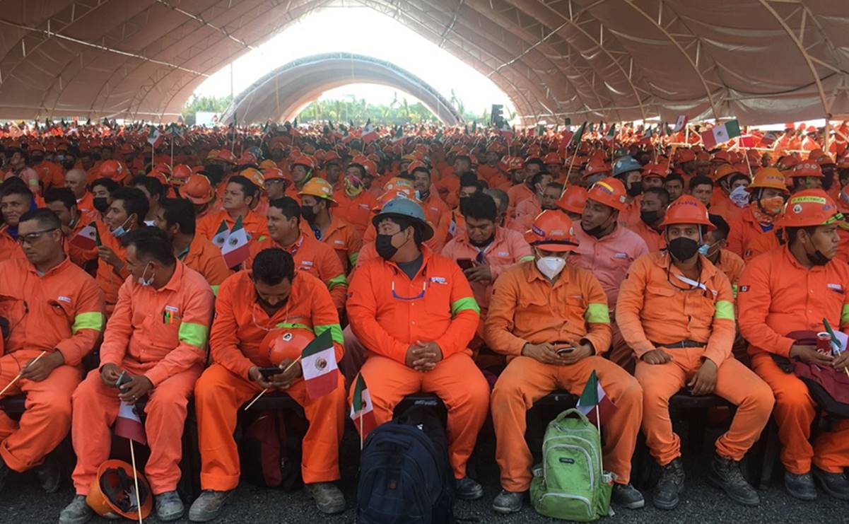Trabajadores de la refinería Dos Bocas en festejo de López Obrador por Día del Trabajo 