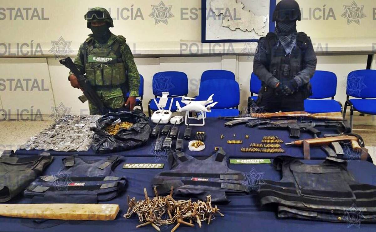 Hallan camionetas robadas con arsenal y droga en municipio de Villa de Arista, SLP