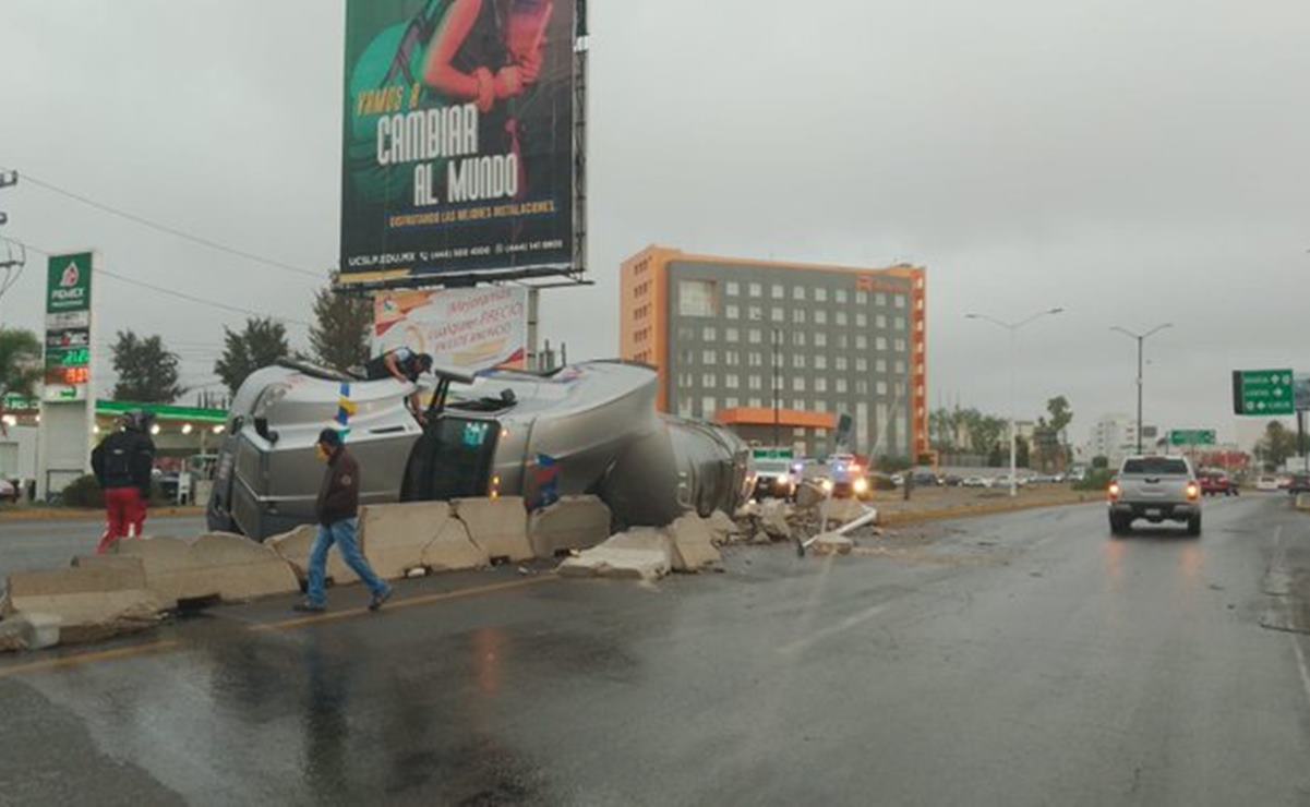Vuelca pipa sobre la carretera a Guadalajara en SLP; continúan maniobras para retirarla