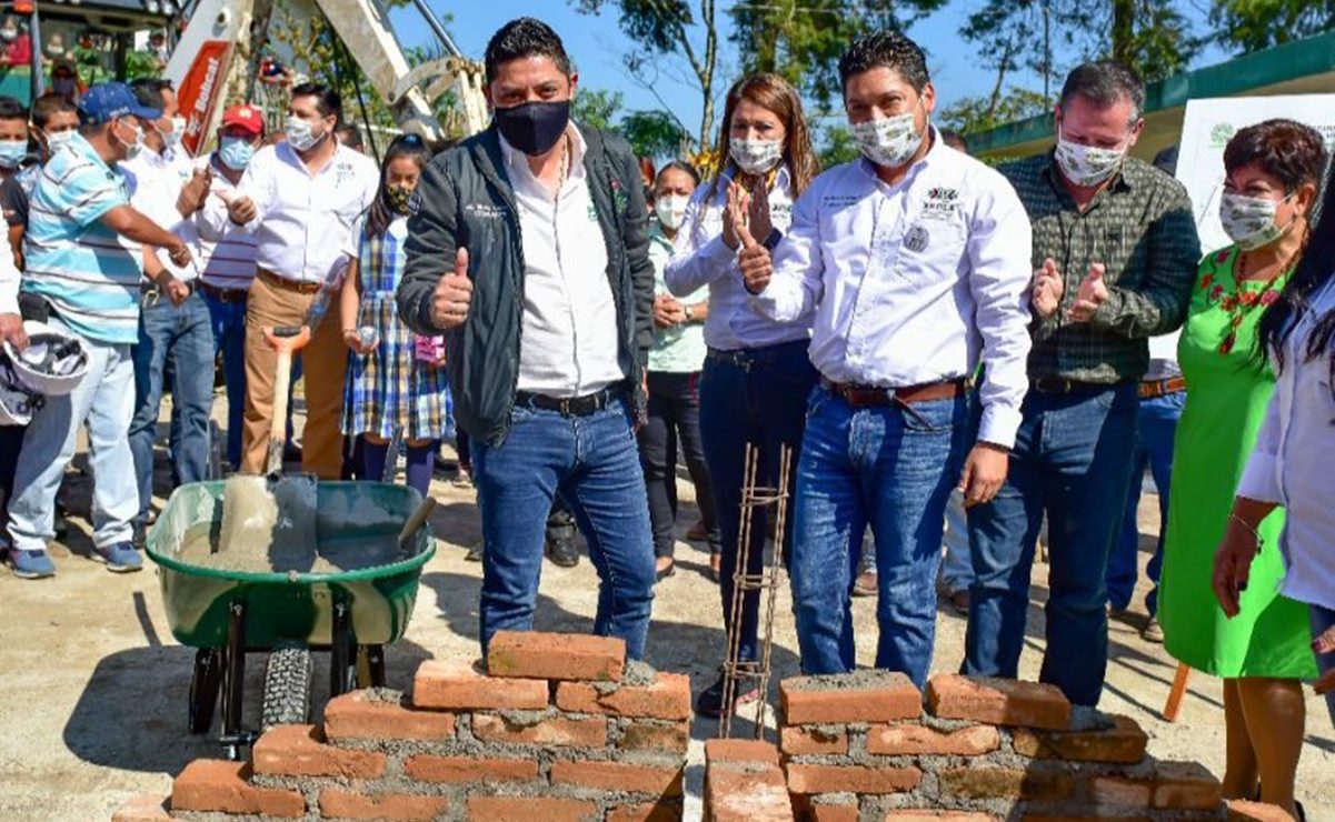 Entrega Ricardo Gallardo Becas alimentarias en Xilitla; arranca construcción de escuela