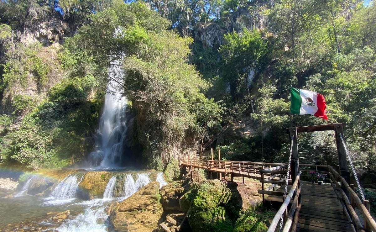 Viaja a la cascada El Aguacate, un para&iacute;so escondido de la Huasteca Potosina