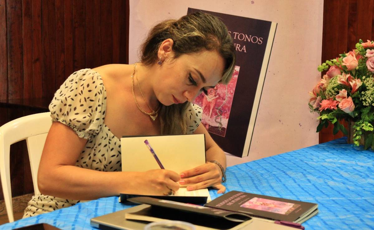 Elva T&eacute;llez se convierte en la primera mujer de Tamazunchale en publicar un libro