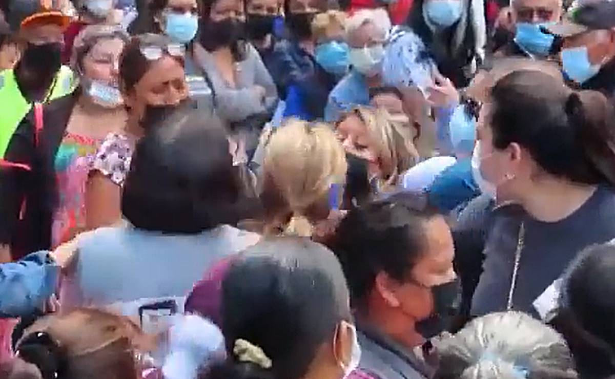 VIDEO. A paraguazos y golpes, captan ri&ntilde;a entre mujeres durante elecci&oacute;n interna de Morena en SLP