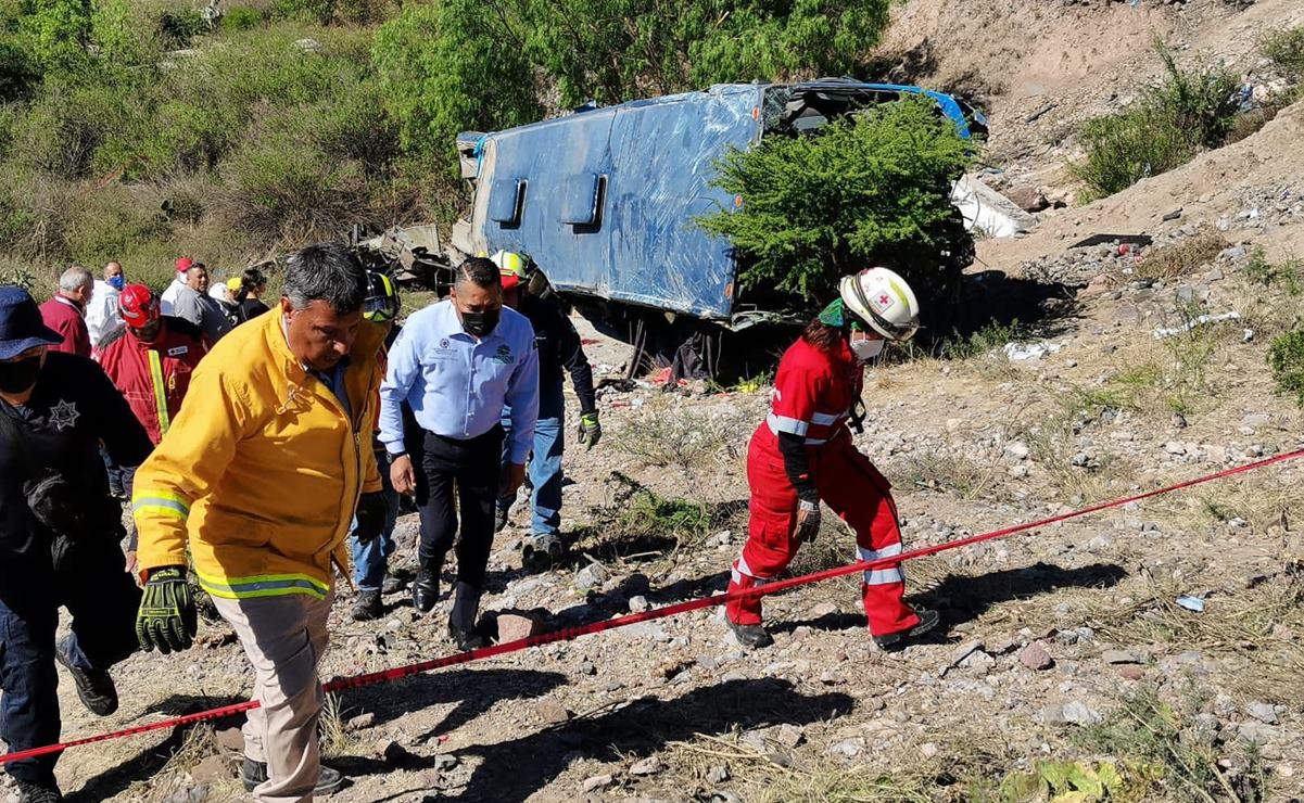 Mueren seis migrantes en volcadura de autob&uacute;s en Mexquitic de Carmona